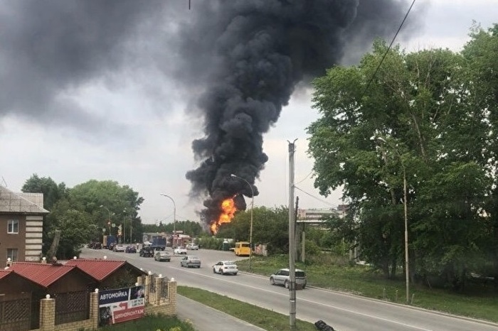 В Екатеринбурге горит кирпичный завод