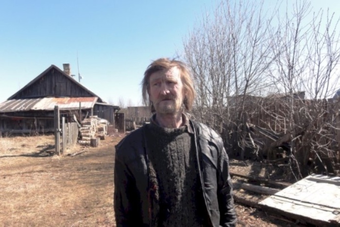 Свердловчанин живёт в заброшенной деревне у кладбища