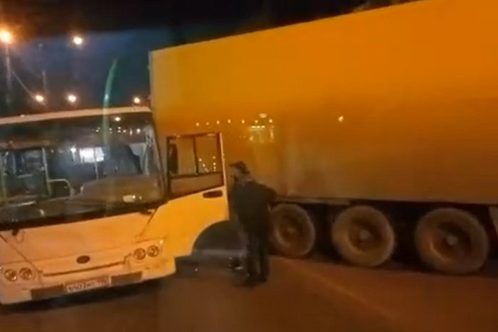 В Каменске-Уральском грузовик врезался в пассажирский автобус