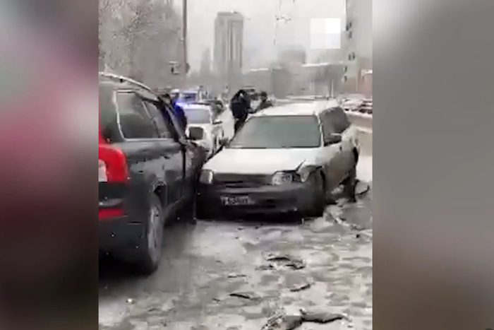 В центре Екатеринбурга столкнулись сразу пять автомобилей