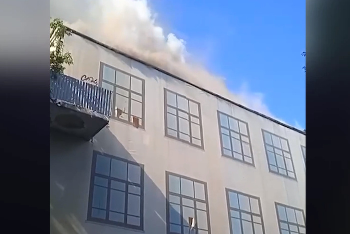 В центре Екатеринбурга загорелось здание