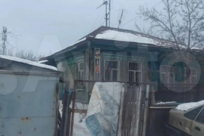 В Екатеринбурге старый дом с выгребной ямой продают по цене особняка