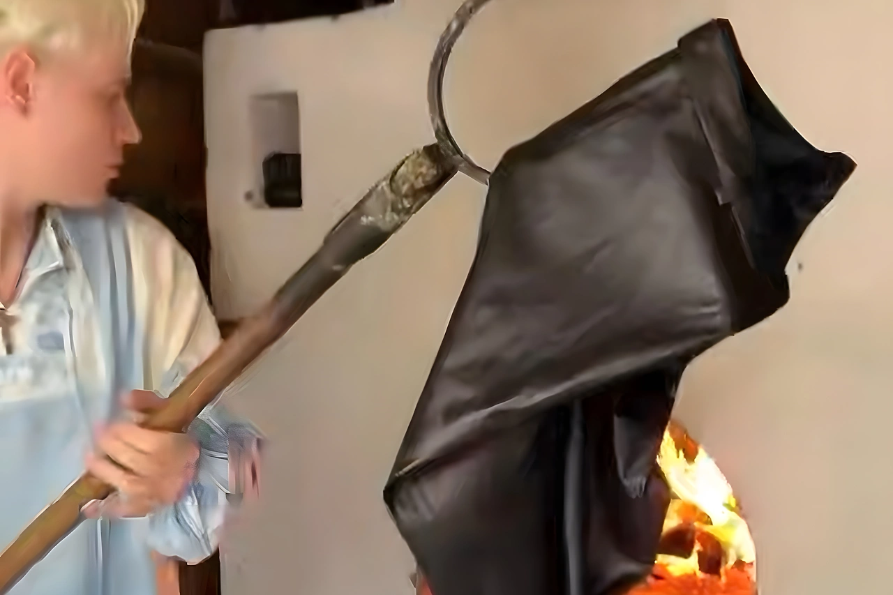 Shaman сжёг свои штаны в печи