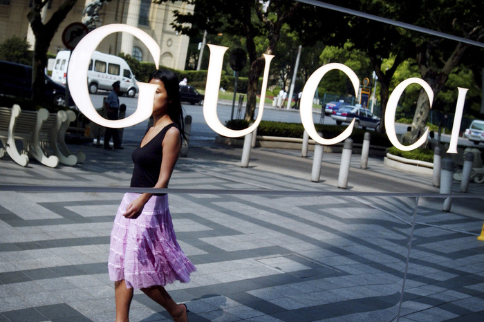Владелец Gucci и Yves Saint Laurent подал в суд на Alibaba