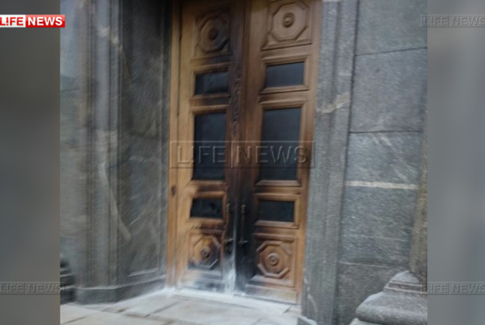 Художник Павленский задержан за поджигание входной двери здания ФСБ на Лубянке