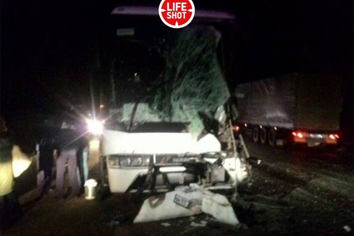 Автобус со школьниками из Екатеринбурга врезался в грузовик под Ярославлем