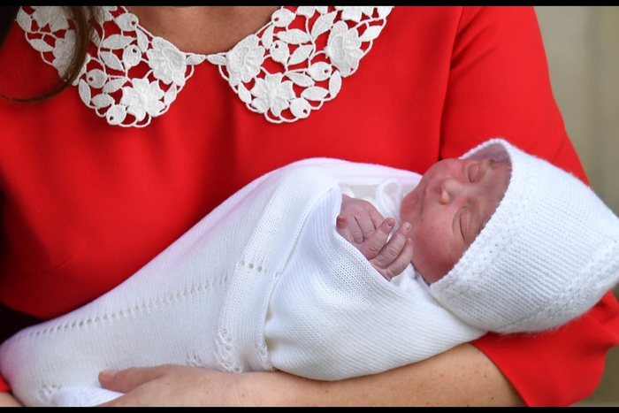 Принц Уильям и Кейт Миддлтон показали публике новорожденного сына