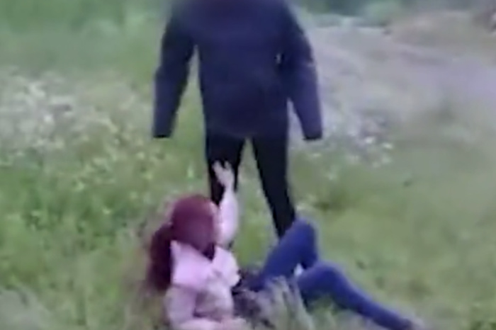 В Свердловской области 15-летняя девушка жестоко избила 20-летнюю знакомую из-за ревности