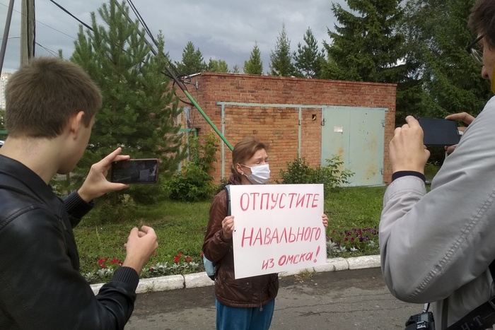Глава штаба Навального в Екатеринбурге вышел с плакатом к зданию горадминистрации