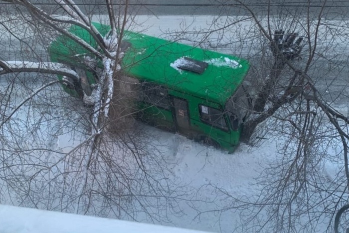 Есть пострадавшая: на Вторчермете автобус с пассажирами влетел в дерево