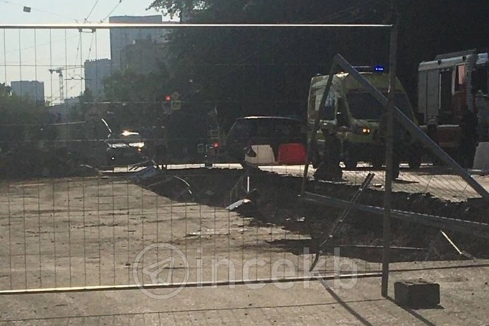 В Екатеринбурге машина провалилась в гигантскую яму
