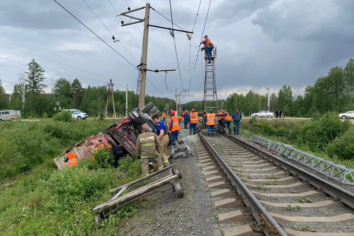 В Свердловской области грузовик врезался в поезд и вылетел на обочину