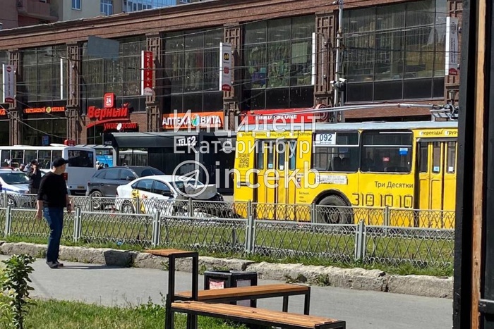 На Южном автовокзале троллейбус и машина такси устроили аварию