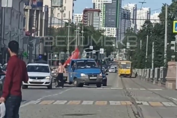 В центре Екатеринбурга полуголый мужчина бегает по дороге и кидается на машины