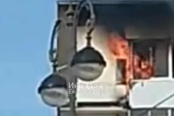 Рядом с ТЮЗ загорелся балкон многоквартирного дома