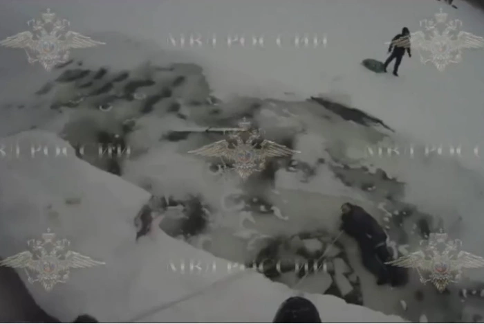 В Удмуртии мужчина едва не утонул, катаясь на тюбинге. Его спас экипаж ДПС