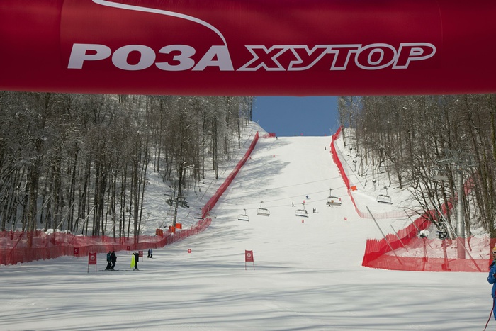 В Сочи установили мировой рекорд по спуску на лыжах в купальниках