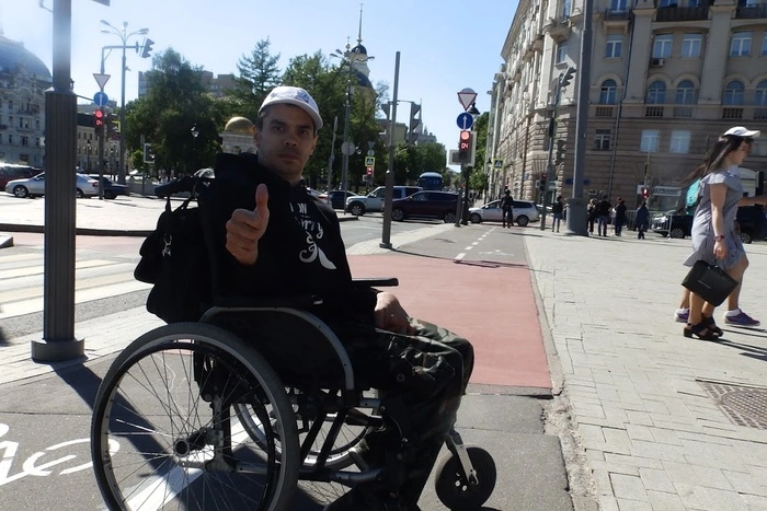 «До 25 лет я вообще не выходил из дома». Люди на колясках рассказали, каково им ездить