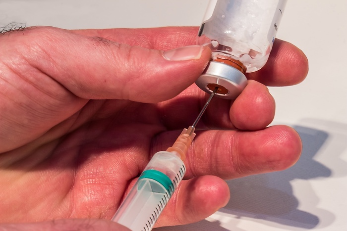 Российская вакцина от коронавируса начнёт применяться в больницах уже в августе