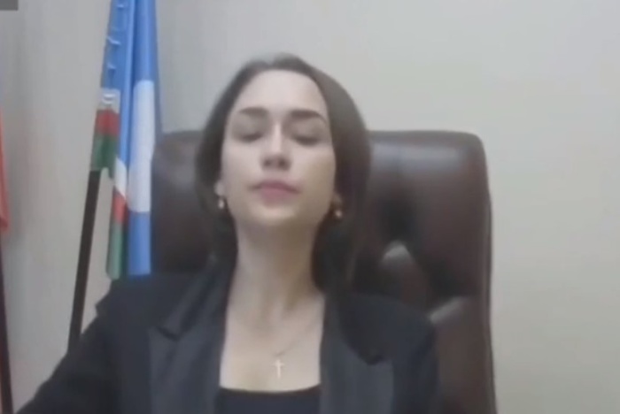 Депутат отчитал министра за откровенное декольте — видео