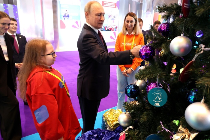 Путин снял три открытки с «Елки желаний»
