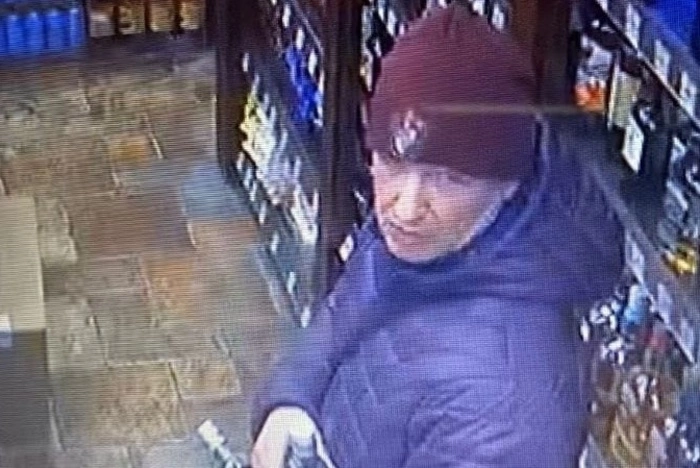 Полиция Екатеринбурга ищет мужчину, воспользовавшегося чужой банковской картой