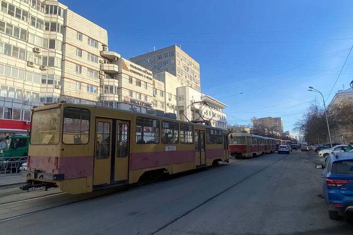 «Стоят уже час»: на Луначарского остановилось движение трамваев