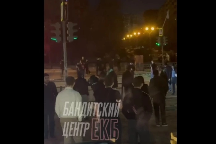 Возле скандальной бургерной в Екатеринбурге произошла очередная массовая драка