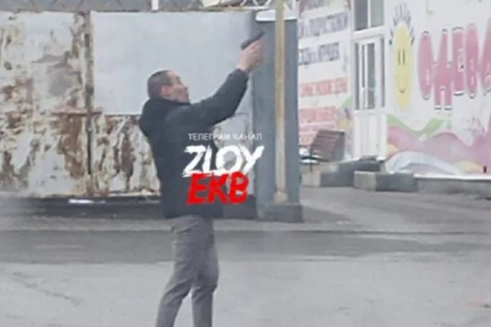 В свердловском городе мужчина открыл стрельбу