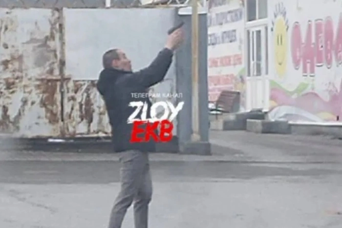 В свердловском городе мужчина открыл стрельбу