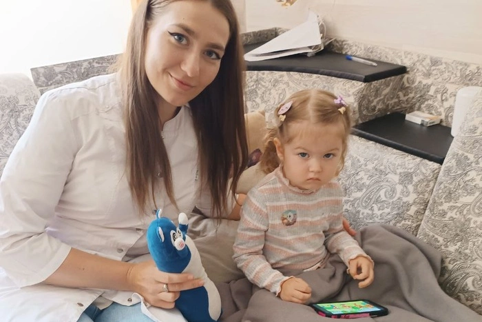 В Екатеринбург экстренно доставили женщину с маленьким ребёнком