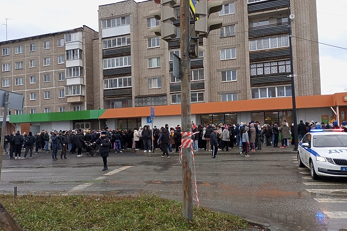 Жители Ревды с утра собираются на месте гибели маленьких сестер (ФОТО)