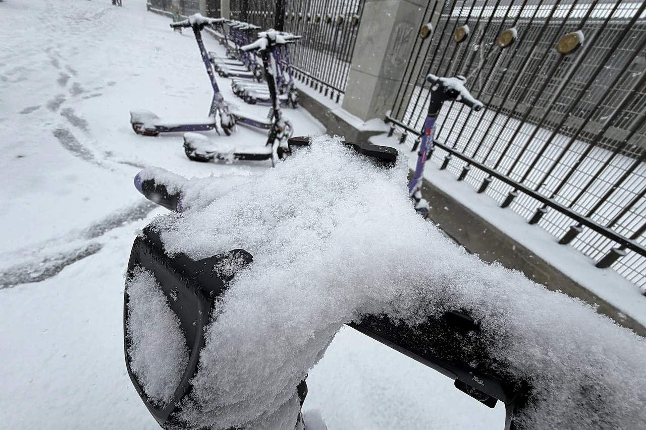 Сильные снегопады пообещали свердловчанам
