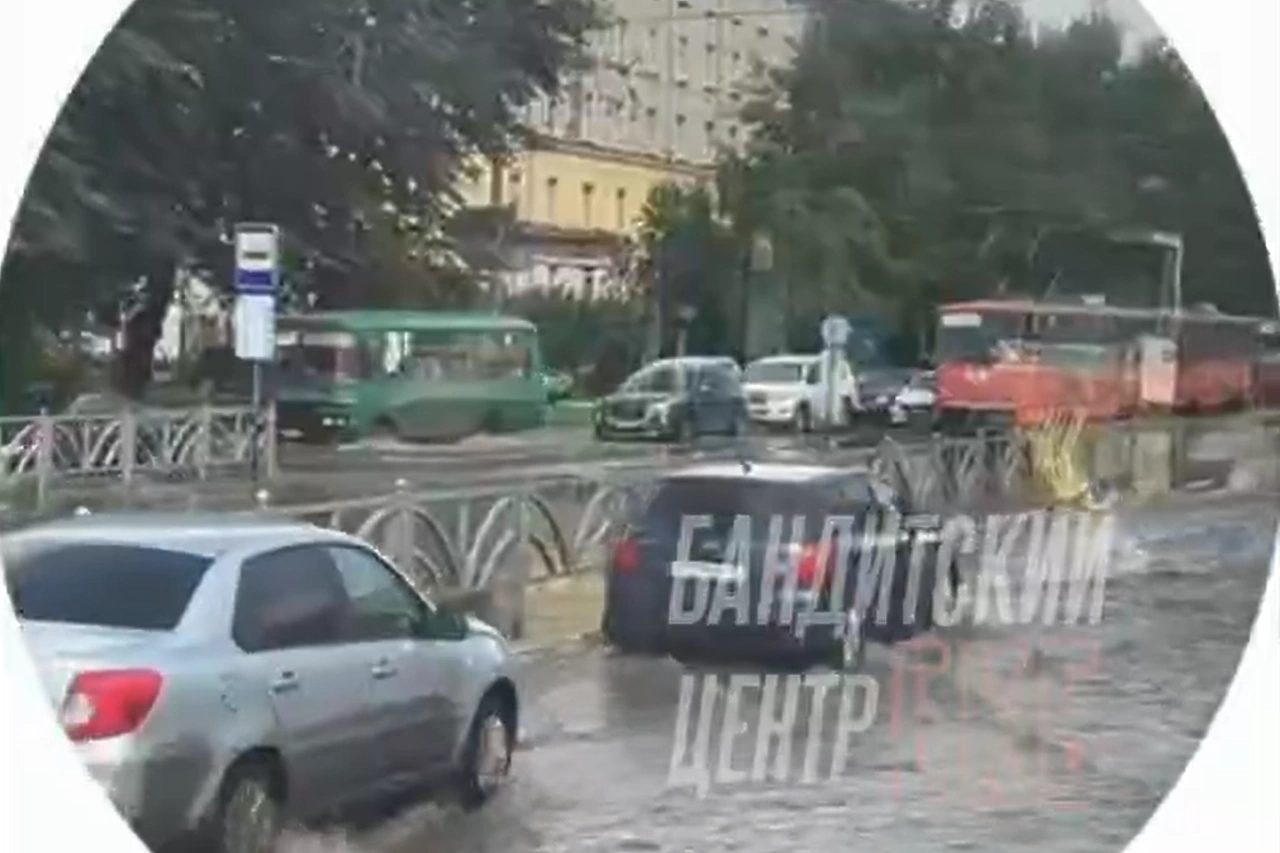 На Большакова встали трамваи в обоих направлениях