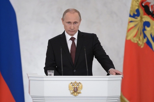 Политическая тусовка ждет сегодня в Крыму заявлений от Путина