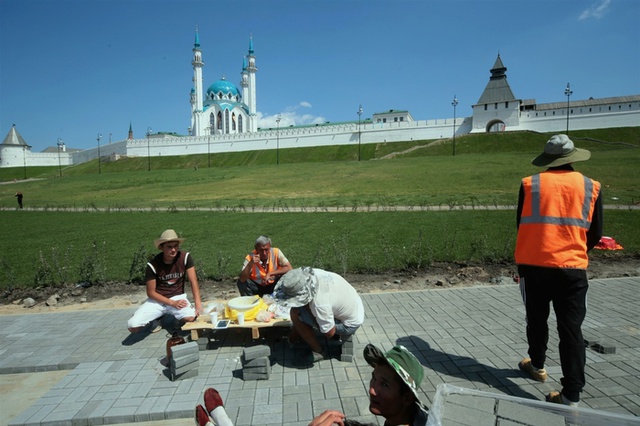 Таджикские мигранты выступили против увековечивания с плиткой