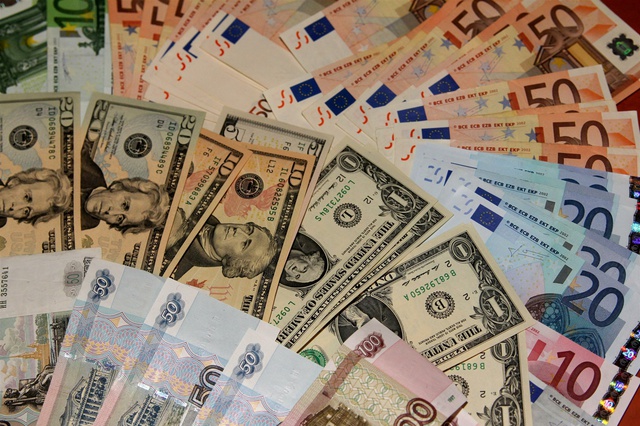 Евро превысил 94 рубля, доллар достиг 74 рублей