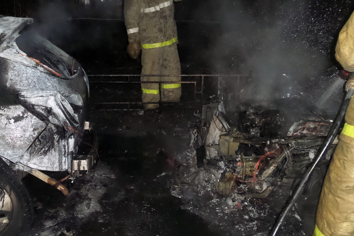 Две иномарки сгорели минувшей ночью во дворах на улице Бажова