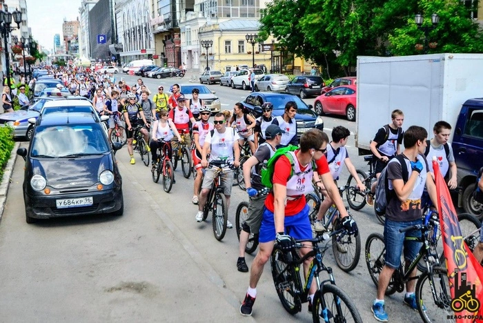 Сгоревшие руки и новые друзья. Велопробег собрал в Екатеринбурге 500 участников