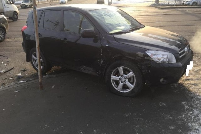 Toyota RAV4 выбросило на тротуар в результате ДТП в Екатеринбурге