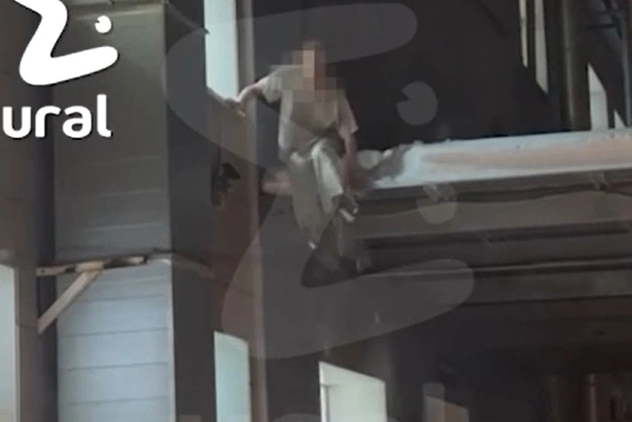 Екатеринбуржец сбежал из больницы, выпрыгнув из окна