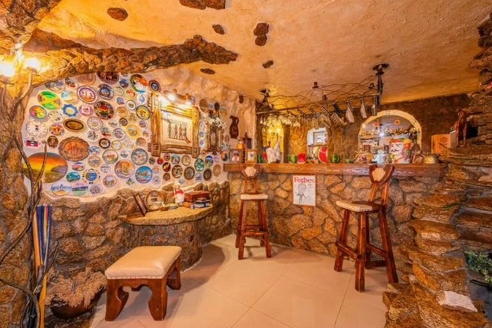 Под Екатеринбургом продают коттедж с очень необычным баром за 120 миллионов