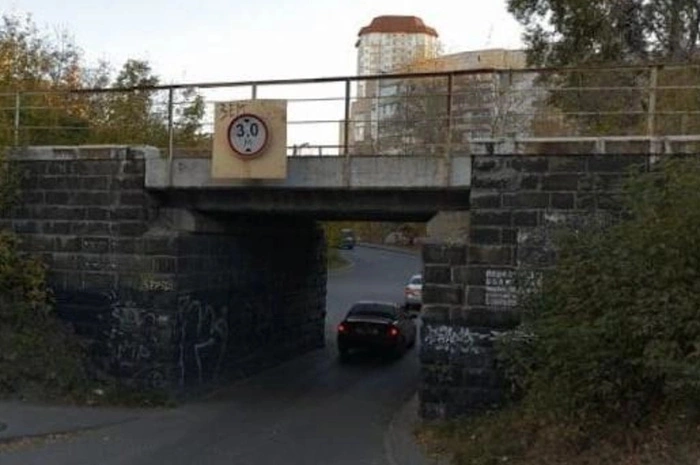 В Екатеринбурге демонтируют старый железнодорожный мост