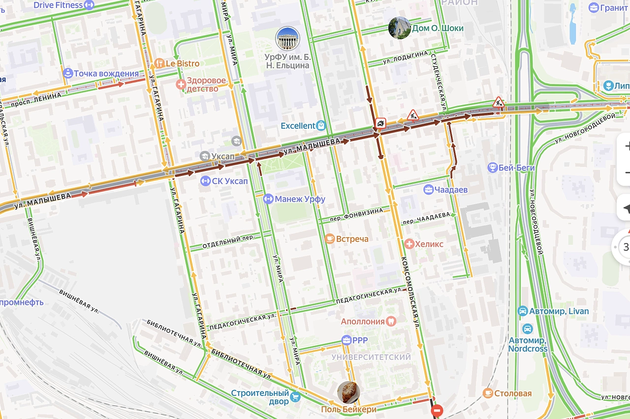 Улица Малышева в Екатеринбурге встала в большую глухую пробку