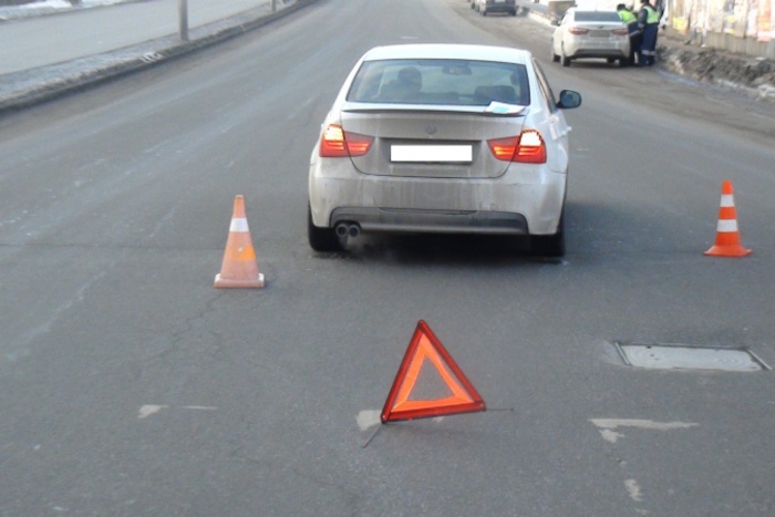 В Екатеринбурге водитель BMW травмировал девушку на пешеходном переходе