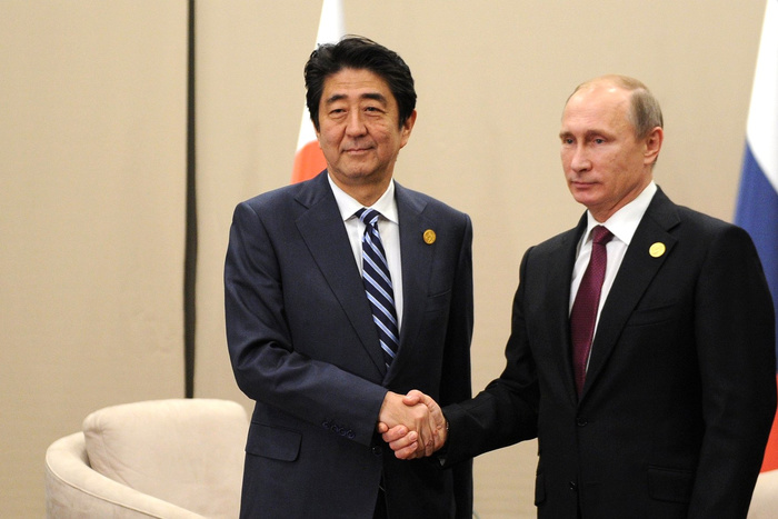 Bloomberg: Синдзо Абэ пробил брешь в «изоляции» России своим визитом в Сочи