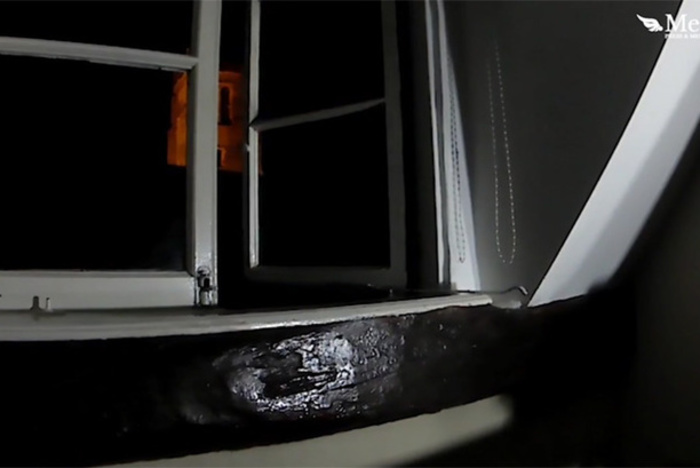 Призрак открыл запертое окно в доме британца