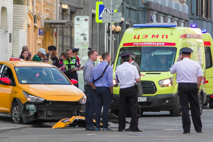 Ройзман назвал наезд таксиста на людей в центре Москвы терактом