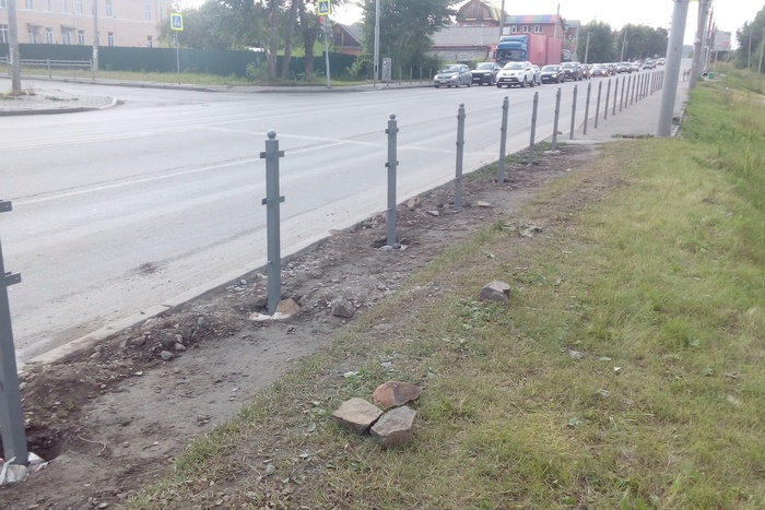 В Краснодаре салон автомобиля после ДТП проткнуло пешеходным ограждением