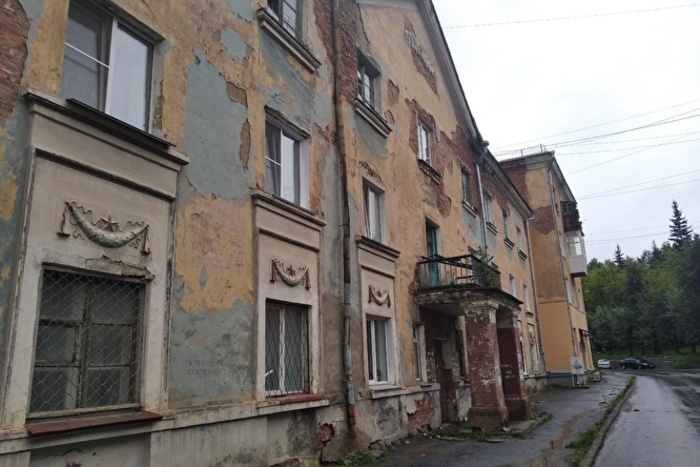На Урале в аварийном доме на ребёнка упал кусок потолка